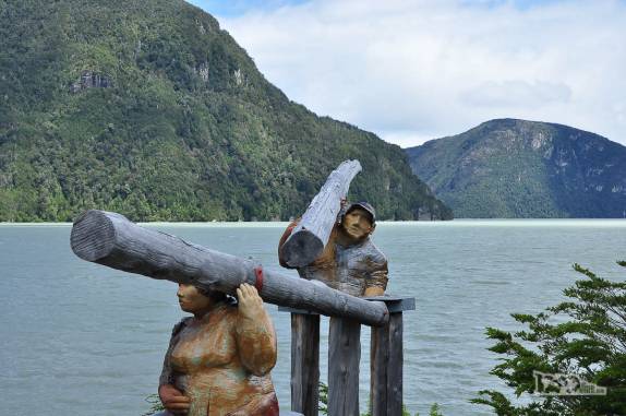 Arte nas passarelas de Caleta Tortel, no sul do Chile